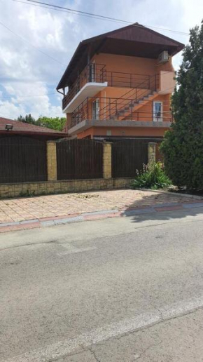 Casa Tony si Alex